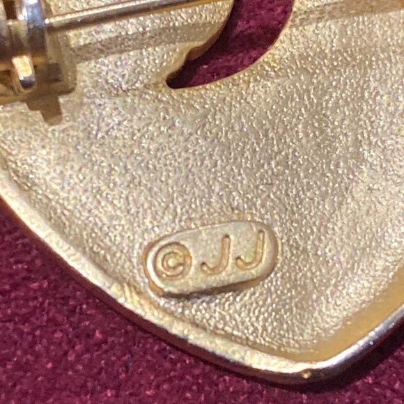 JJ Signed Vintage Heart Swirl Design Aurora Borealis Swirl Gold Tone Brooch - Picture 4 of 11